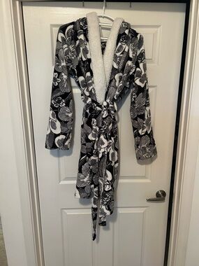 Vera Bradley Black and White Floral Plush Robe with Sherpa Trim